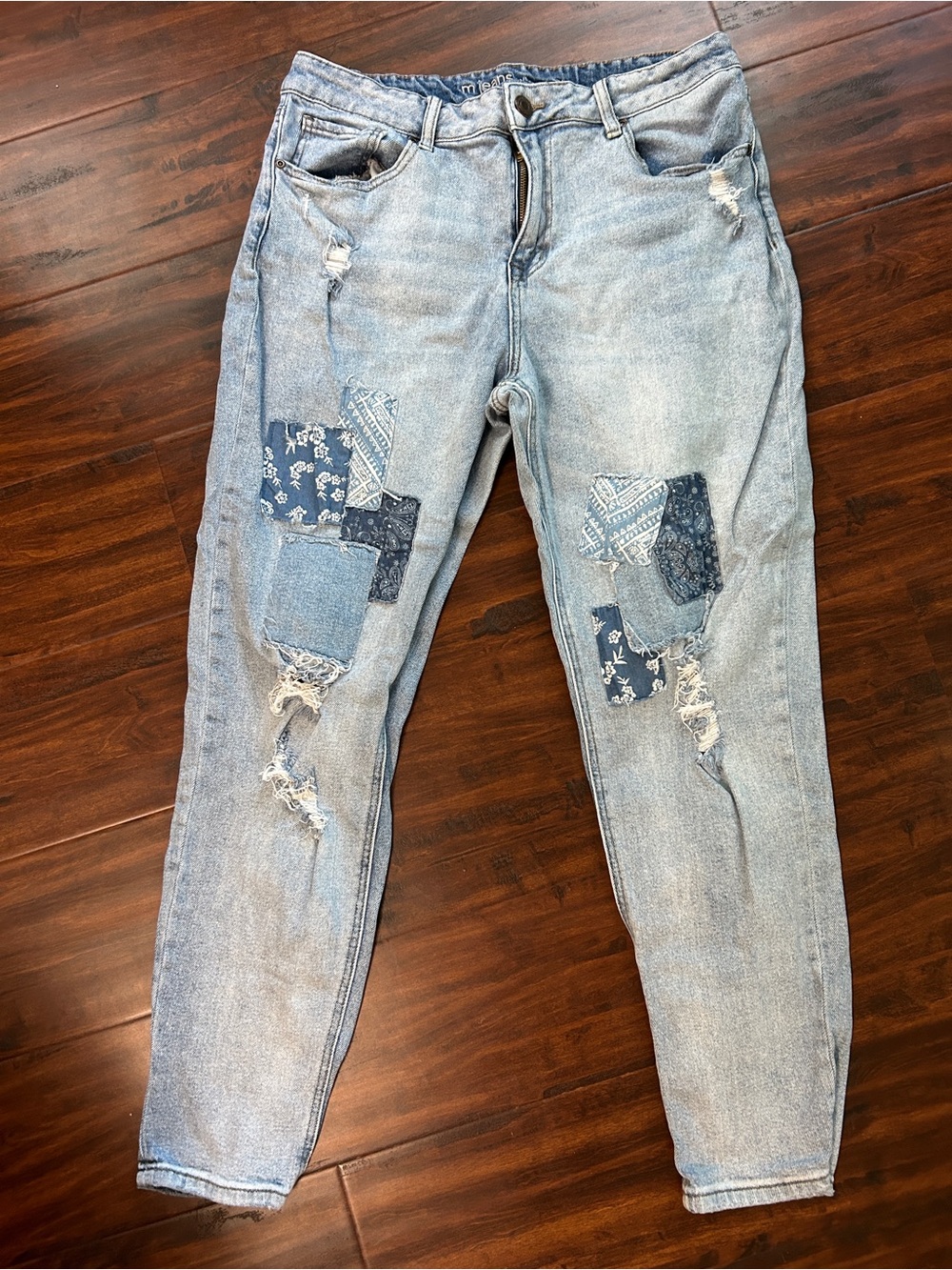 Light Wash Distressed Women’s Jeans with Patchwork